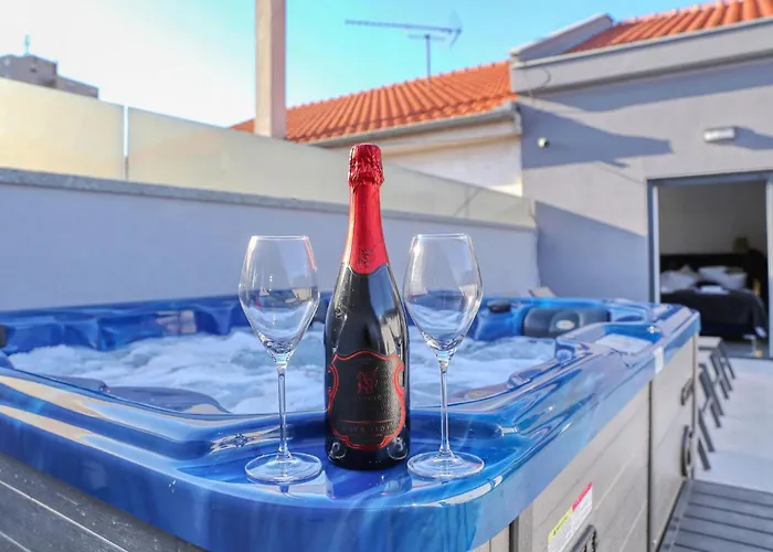 Apartamento Amazing In With Wifi Zadar