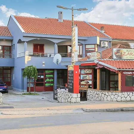 Apartamento Cozy In With Wifi Zadar